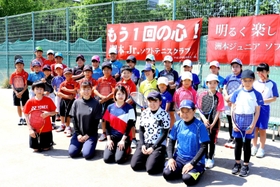 設立10年を迎えた洲本ジュニアソフトテニスクラブ。最前列右端が田上守孝監督=国立淡路青少年交流の家 設立10年を迎えた洲本ジュニアソフトテニスクラブ。最前列右端が田上守孝監督=国立淡路青少年交流の家