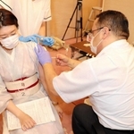 ワクチンの接種を受ける従業員(左)=洲本市小路谷(画像の一部を加工しています)