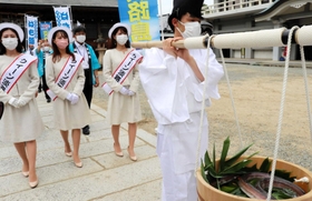 おけに入れたハモを運び、本番に向けて関係者が一丸となった出立式=洲本八幡神社 おけに入れたハモを運び、本番に向けて関係者が一丸となった出立式=洲本八幡神社