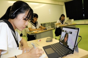 オンラインでつながり、バリ島の学生の発表を真剣に聞く生徒ら=洲本実業高校 オンラインでつながり、バリ島の学生の発表を真剣に聞く生徒ら=洲本実業高校