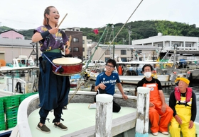 シラス漁に同行し、漁師に太鼓と歌を披露する足立七海さん=岩屋漁港 シラス漁に同行し、漁師に太鼓と歌を披露する足立七海さん=岩屋漁港