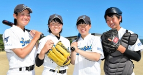 最後の大会に臨む3年生(左から)日野口加奈さん、遠藤涼音さん、●谷七望さん、向井千尋さん=蒼開高校 ※●は高の異体字 最後の大会に臨む3年生(左から)日野口加奈さん、遠藤涼音さん、●谷七望さん、向井千尋さん=蒼開高校 ※●は高の異体字