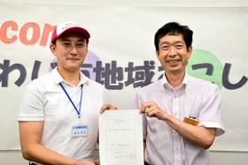 水産担当として南あわじ市の地域おこし協力隊員に委嘱された黒田智昭さん(左)=南あわじ市役所 水産担当として南あわじ市の地域おこし協力隊員に委嘱された黒田智昭さん(左)=南あわじ市役所