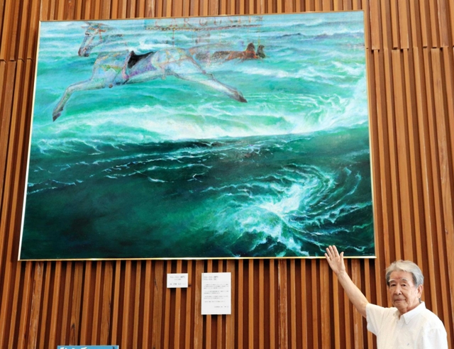 洲本総合庁舎1階の展示作の前に立つ伊藤弘之さん=洲本市塩屋2