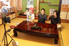 投稿動画を撮影する(左から)河西泰佑さん、武政彰吾さん、堀田裕亮さん=南あわじ市、河西さん宅 投稿動画を撮影する(左から)河西泰佑さん、武政彰吾さん、堀田裕亮さん=南あわじ市、河西さん宅
