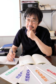 淡路島文学を前に、創作への思いを語る松下利明さん=洲本市 淡路島文学を前に、創作への思いを語る松下利明さん=洲本市