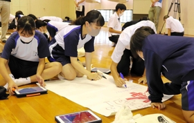 模造紙に避難所に必要な役割を書き出す生徒ら=働く婦人の家 模造紙に避難所に必要な役割を書き出す生徒ら=働く婦人の家