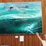 洲本総合庁舎1階の展示作の前に立つ伊藤弘之さん=洲本市塩屋2