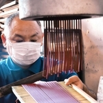 休みなく製造作業が続く線香工場=淡路市江井、精華堂