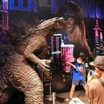日米の人気怪獣、ゴジラとキングコングが共演するコラボ展=ニジゲンノモリ・ゴジラ迎撃作戦