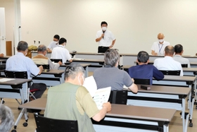 猟友会各支部の関係者らに向け、県が豚熱について説明した会合=洲本市塩屋2 猟友会各支部の関係者らに向け、県が豚熱について説明した会合=洲本市塩屋2