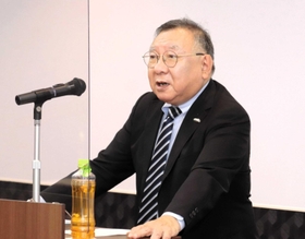 講演する岩井奉信氏=洲本市本町4、洲本商工会議所 講演する岩井奉信氏=洲本市本町4、洲本商工会議所