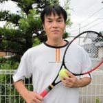 「全日本ベテランテニス選手権」に向けて調整する印部泰男さん=南あわじ市