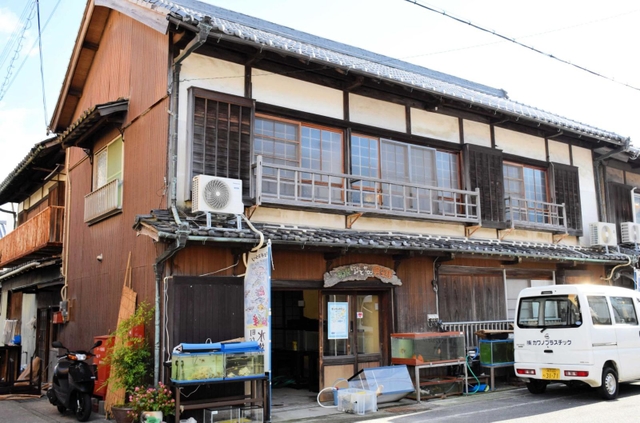 空き家を再利用した「まちなか水族館」の外観=南あわじ市福良乙