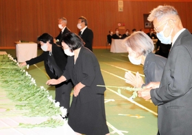 献花し、手を合わせる参列者ら=南あわじ市北阿万筒井 献花し、手を合わせる参列者ら=南あわじ市北阿万筒井