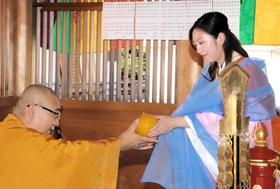 くじを引く代わりに宝珠を選び取ったクイーン淡路の大澤珠美さん(右)=八浄寺 くじを引く代わりに宝珠を選び取ったクイーン淡路の大澤珠美さん(右)=八浄寺