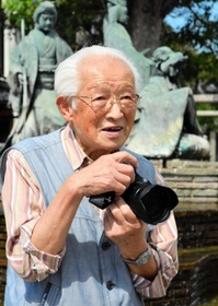 カメラを手に「年が明ければ卒寿」と笑う野水正朔さん。写真に注ぐ情熱は衰えを知らない=南あわじ市市福永 カメラを手に「年が明ければ卒寿」と笑う野水正朔さん。写真に注ぐ情熱は衰えを知らない=南あわじ市市福永
