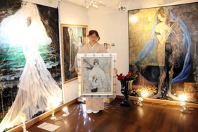 布谷さんと展示作品=洲本市本町7 布谷さんと展示作品=洲本市本町7