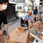 改修に取り組む福良町づくり推進協議会の河野博さん(中央)と大学生=南あわじ市福良乙