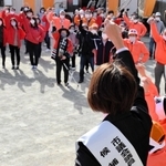 任期満了に伴う兵庫県南あわじ市議選が24日告示され、定数18に対し19人が立候補した。秋空の下、候補者らは選挙カーに乗り込み、少子高齢化対策や地場産業の活性化、防災対策などを訴え、7日間の舌戦が幕を開けた。