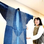 南あわじ市・沼島の個人宅から借りて展示するどんざと、研究を進める岡本佳奈さん=淡路市野島常盤