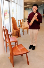 島内産木材を使ったいすを前に、「実物を見て興味を持ってほしい」と話す難波梨菜さん=淡路市立津名図書館 島内産木材を使ったいすを前に、「実物を見て興味を持ってほしい」と話す難波梨菜さん=淡路市立津名図書館