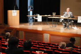 日本人とユダヤ民族の共通点について講演する三宗司郎さん(右上)=南あわじ市中央公民館 日本人とユダヤ民族の共通点について講演する三宗司郎さん(右上)=南あわじ市中央公民館