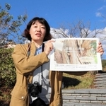 催しのチラシを手にする森彰子さん=淡路市野島常盤