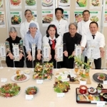 お披露目会で、自慢のサラダメニューを紹介する飲食店主ら=南あわじ市八木養宜上