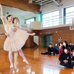 バレエのポーズを児童らに見せる針山さん=南あわじ市神代富田