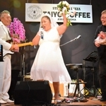 結婚を報告した増田裕恒さん(左)、誠子さん夫妻と、ライブに出演した打越元久さん=タイヨー珈琲