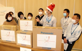 さまざまな家電製品が手渡された贈呈式=南あわじ市広田広田 さまざまな家電製品が手渡された贈呈式=南あわじ市広田広田