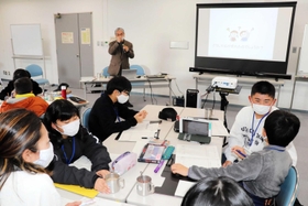 内藤さん(奥)の話を聞き、考えをまとめる参加者ら=国立淡路青少年交流の家 内藤さん(奥)の話を聞き、考えをまとめる参加者ら=国立淡路青少年交流の家