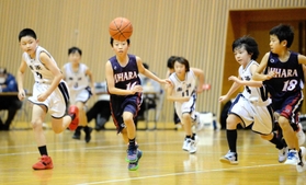 ボールに向かって突進する男子・三原(紺のユニホーム)と南淡の選手=南あわじ市文化体育館 ボールに向かって突進する男子・三原(紺のユニホーム)と南淡の選手=南あわじ市文化体育館