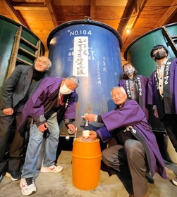 出来たての「千年蔵」をタンクからくみ出す「淡路千年蔵の会」のメンバー=千年一酒造 出来たての「千年蔵」をタンクからくみ出す「淡路千年蔵の会」のメンバー=千年一酒造