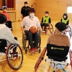 パラリンピックで活躍したトップ選手らによるスポーツ教室が兵庫県洲本市立洲本第三小学校であり、6年生58人が車いすバスケットボールを体験した。