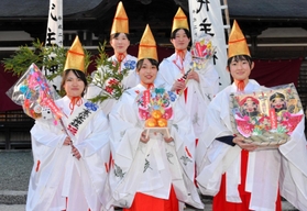 十日えびす祭の福娘を務める、(前列左から)畠田璃暖さん、岡本奏海さん、近野結咲さん、(後列左から)安賀智洸さん、森柚羽さん=事代主神社 十日えびす祭の福娘を務める、(前列左から)畠田璃暖さん、岡本奏海さん、近野結咲さん、(後列左から)安賀智洸さん、森柚羽さん=事代主神社