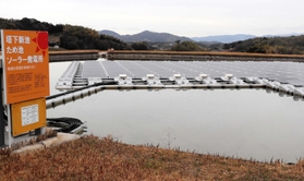 地域循環型の発電施設を目指し、太陽光パネルを設置している洲本市五色町鮎原塔下の塔下新池。大学生が看板をデザインした 地域循環型の発電施設を目指し、太陽光パネルを設置している洲本市五色町鮎原塔下の塔下新池。大学生が看板をデザインした