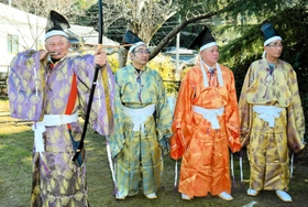 古式ゆかしく矢を放つ町内会役員=金山比古神社 古式ゆかしく矢を放つ町内会役員=金山比古神社