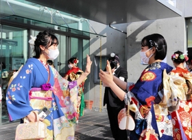 旧友との再会を喜び合うマスク姿の新成人=南あわじ市北阿万筒井 旧友との再会を喜び合うマスク姿の新成人=南あわじ市北阿万筒井
