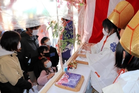 参拝者に福を授ける福娘(右)=淡路市仮屋 参拝者に福を授ける福娘(右)=淡路市仮屋