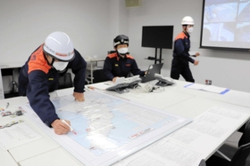 被害状況を地図に集約する淡路広域消防事務組合消防本部員=洲本市塩屋1 被害状況を地図に集約する淡路広域消防事務組合消防本部員=洲本市塩屋1