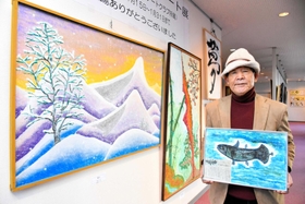 個性豊かな作品と津守光さん=しづのおだまき館 個性豊かな作品と津守光さん=しづのおだまき館