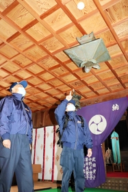 舞殿の天井に付いている火災報知器を確認する洲本消防署員=鳥飼八幡宮 舞殿の天井に付いている火災報知器を確認する洲本消防署員=鳥飼八幡宮