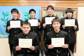国家資格「第一種電気工事士」に合格した生徒=洲本市宇山2 国家資格「第一種電気工事士」に合格した生徒=洲本市宇山2