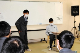 コントを披露する生徒=洲本市下加茂1 コントを披露する生徒=洲本市下加茂1