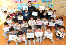 スタンプカードの絵を描いた園児と金岡さん=志筑保育園 スタンプカードの絵を描いた園児と金岡さん=志筑保育園