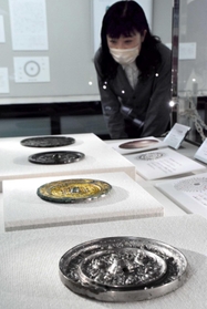 金色、銀色などの銅鏡が並ぶ企画展=南あわじ市松帆西路 金色、銀色などの銅鏡が並ぶ企画展=南あわじ市松帆西路