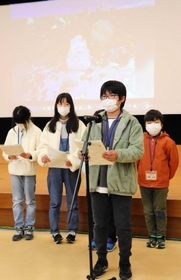 自作動画を背景に、思いを語る子どもたち=国立淡路青少年交流の家 自作動画を背景に、思いを語る子どもたち=国立淡路青少年交流の家
