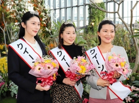 記念撮影に臨む(左から)齋藤千明さん、山本有紗さん、鍋島えりさん=淡路市夢舞台 記念撮影に臨む(左から)齋藤千明さん、山本有紗さん、鍋島えりさん=淡路市夢舞台